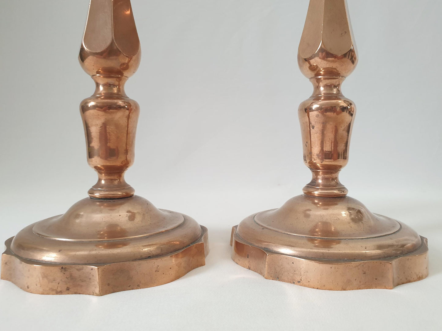 Pair of French Antique Copper Candlesticks with Polylobed Bases and Faceted Baluster Shafts - 19th Century Candle Holders