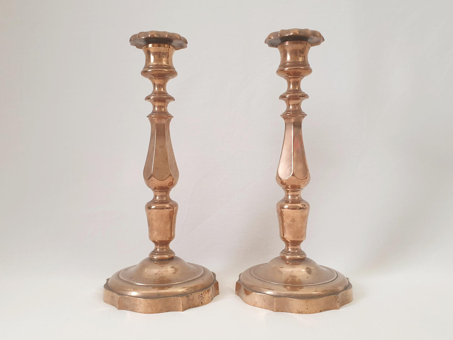 Pair of French Antique Copper Candlesticks with Polylobed Bases and Faceted Baluster Shafts - 19th Century Candle Holders