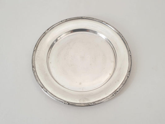 English Antique Silver Plated Round Platter or Serving Dish by the Northern Goldsmiths Cardinal Plate, Newcastle