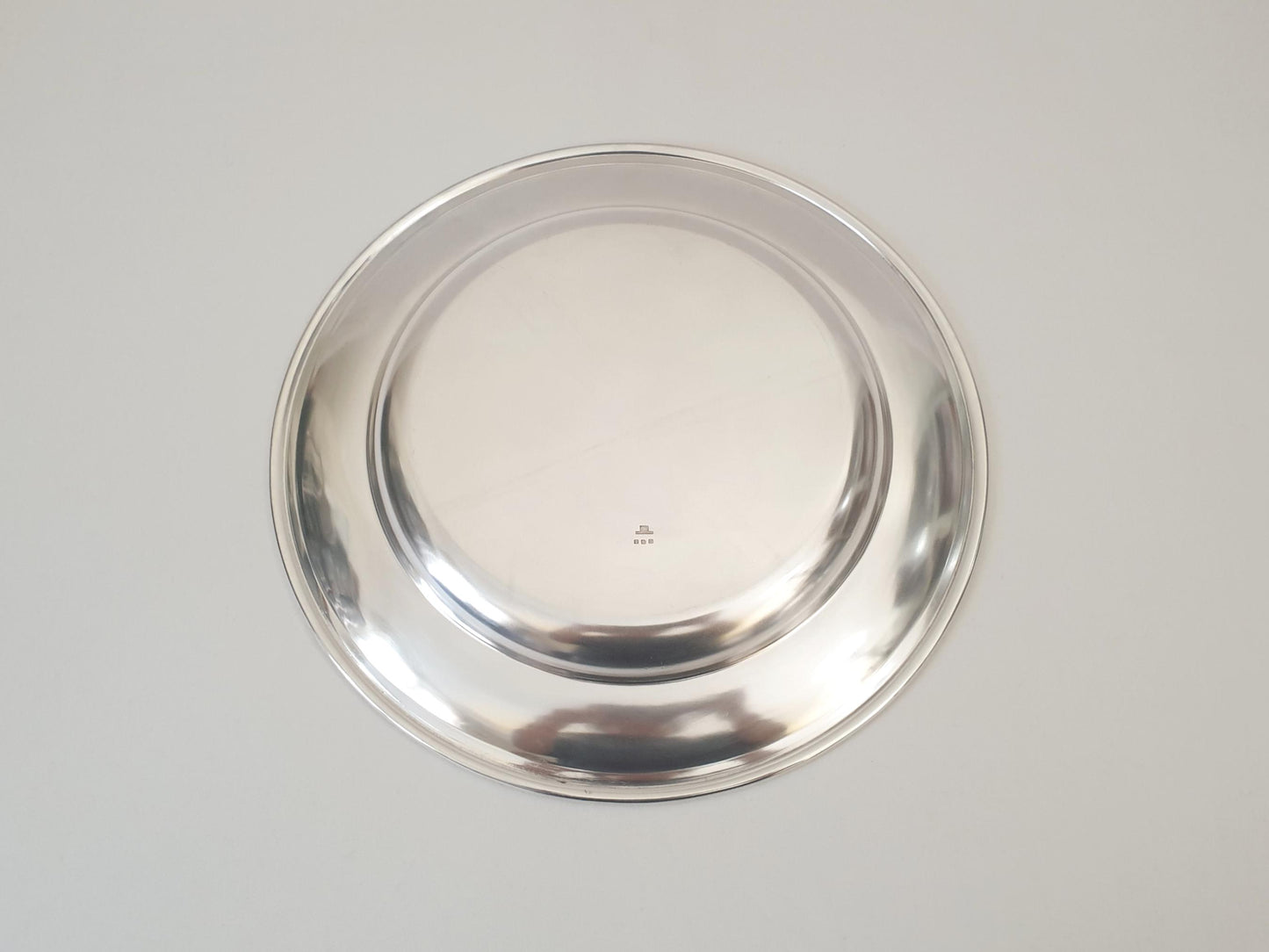 Christofle Excellent Condition Silver Plated 32.7 cm Round Platter or Serving Tray with a Minimalist Design