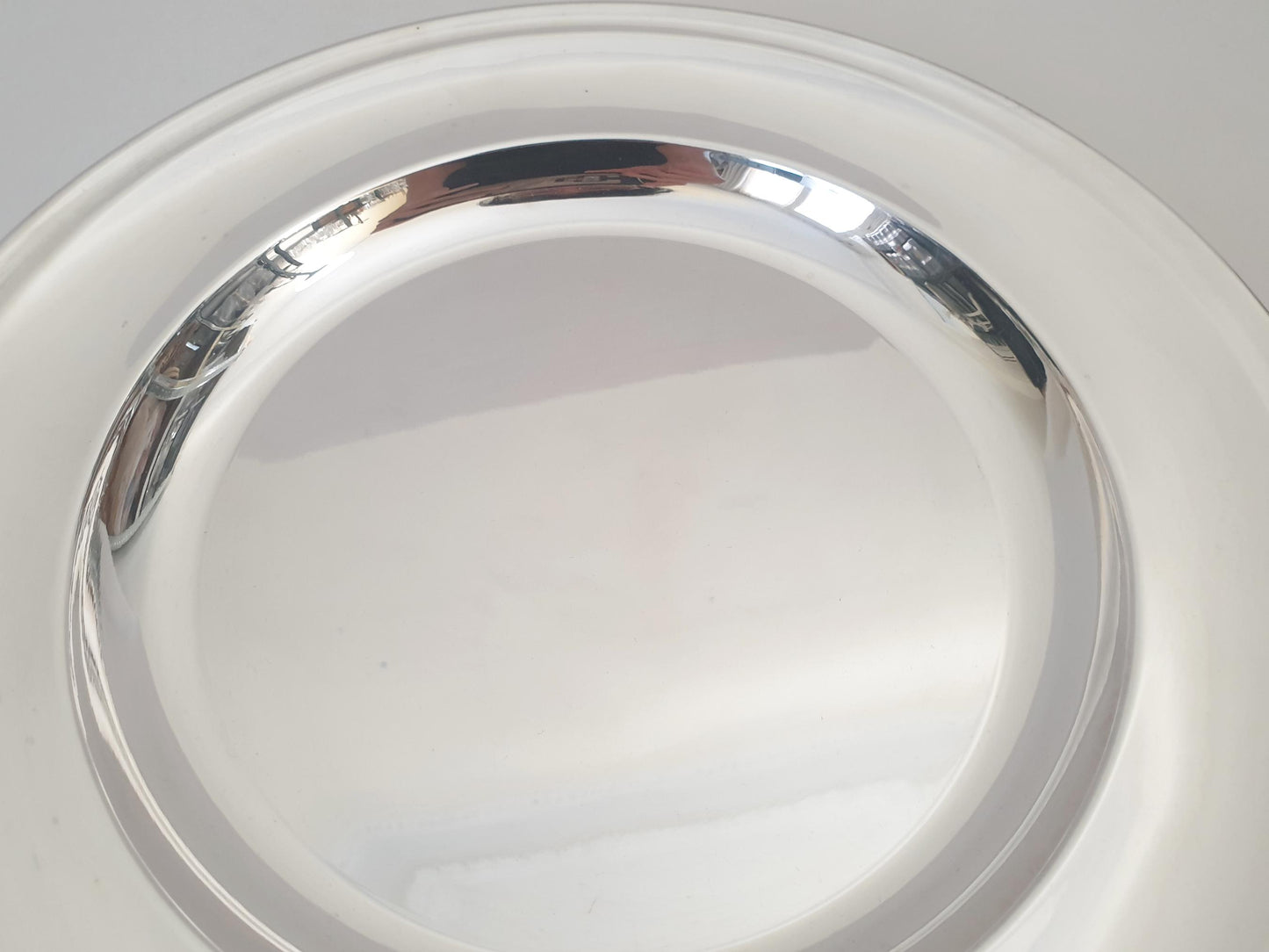 Christofle Excellent Condition Silver Plated 32.7 cm Round Platter or Serving Tray with a Minimalist Design